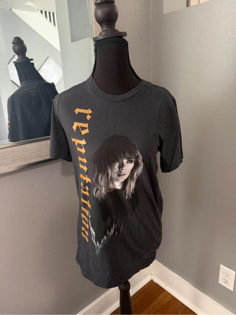 Taylor Swift Reputation Tour Black Band Tee Small